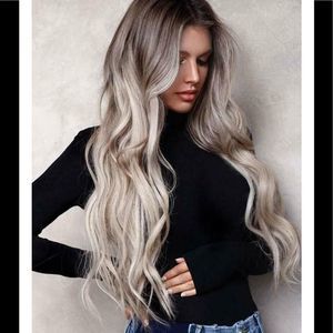 26”  wig with free wig liner!  Ombré style dark to light.  Wavy nwt heat resist.